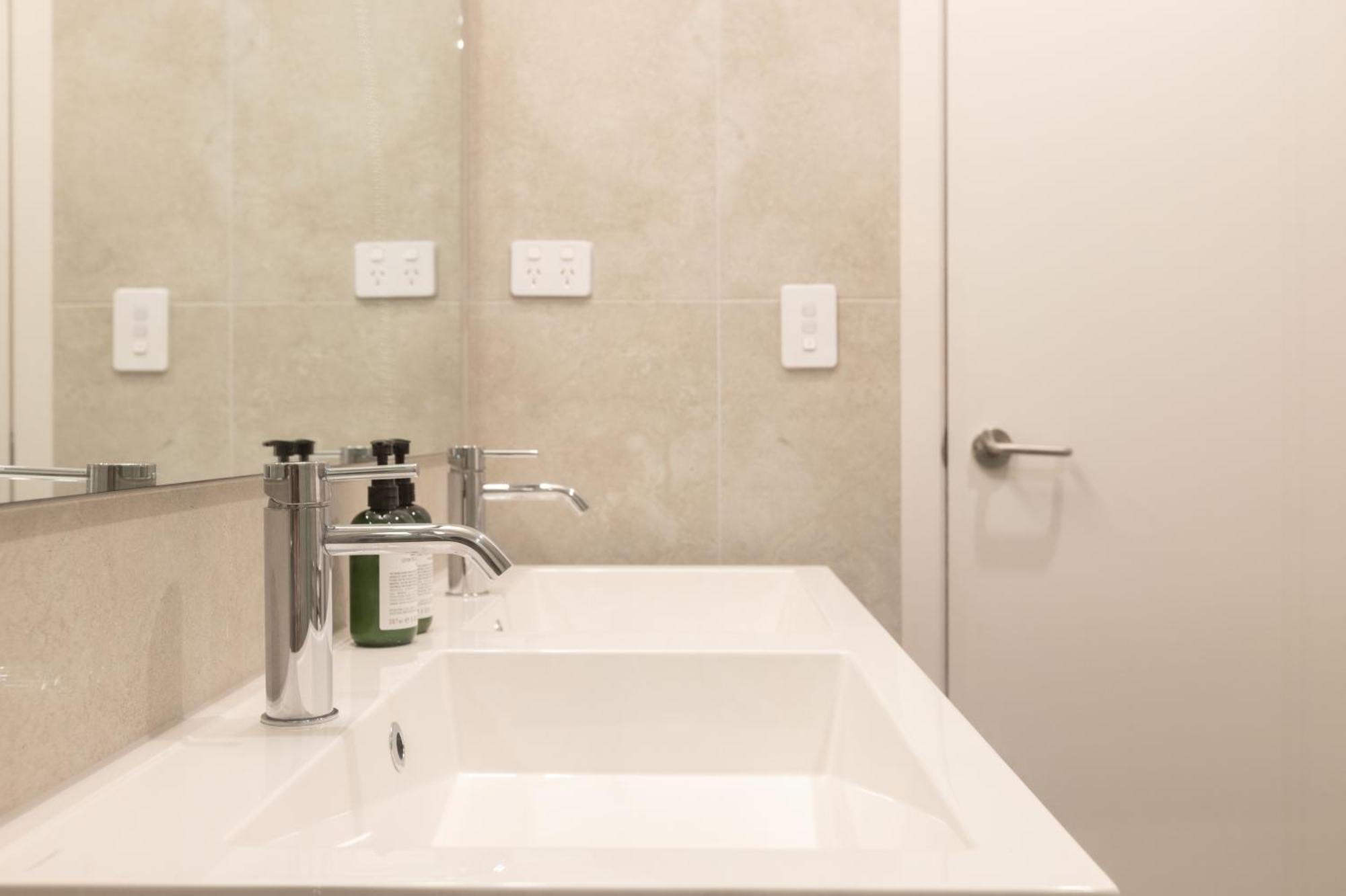 Luxury 2 Bedroom Cbd Apartment With Free Parking Christchurch Exteriör bild